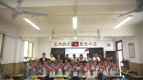 大手拉小手永远跟党走西安交通大学城市学院学生党史教育进校园活动开讲