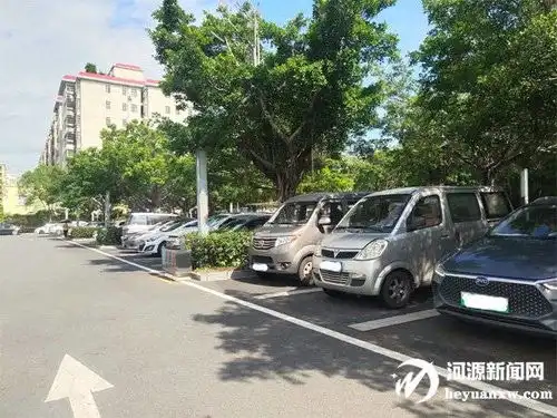 公园车辆有序停放安全又美观