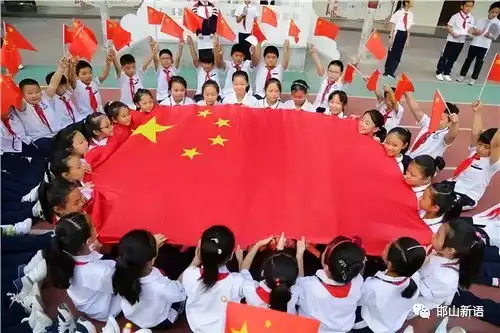 迎国庆,送祝福,五星红旗在邯山迎风飘扬