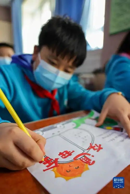 新华全媒乌鲁木齐交通安全进校园上好开学第一课