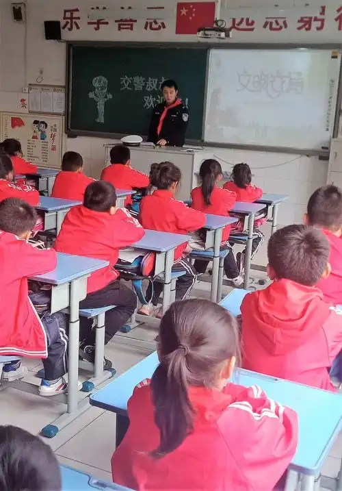 清照少先队大手拉小手,交通礼仪伴我行济南市章丘区清照小学二5鹧鸪天中队活动