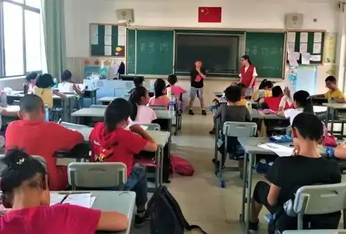 七彩课堂争当夏季安全小卫士