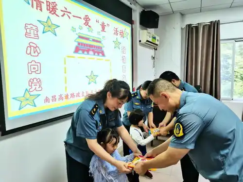 江西路政大手牵小手红心照亮童心