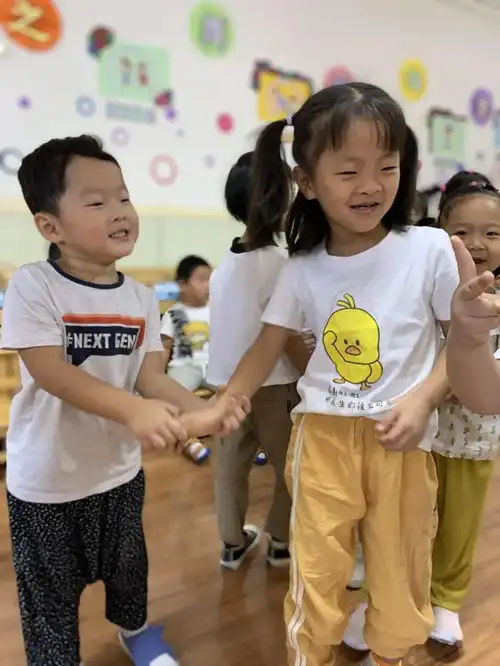大手拉小手礼仪润我心流芳幼儿园开展礼仪主题教育活动