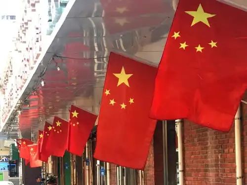 最美的红刷屏国旗飘扬,呼和浩特满城尽染中国红,超燃