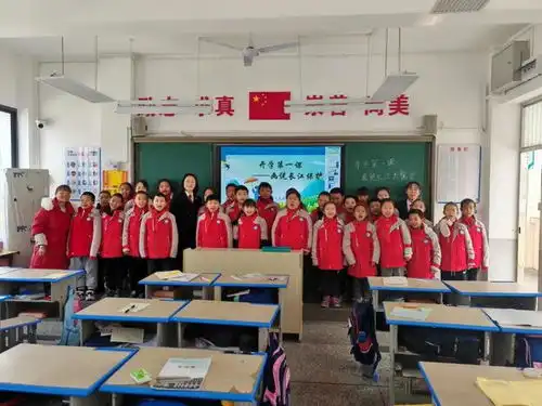让青春在奋斗中闪光