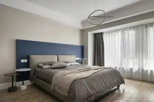 300㎡简约小复式,以克莱因蓝点亮灰度空间,高级又现代