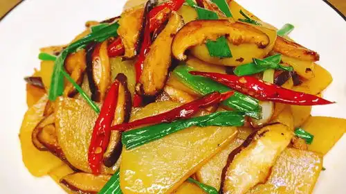 香菇土豆片这样做家人连吃两碗饭,做法简单出锅鲜香浓郁,太香了
