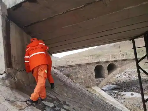 花石峡公路段及时组织人员进行震后安全隐患排查工作