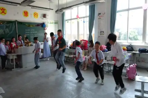 文慧小学大手拉小手,共度六一节