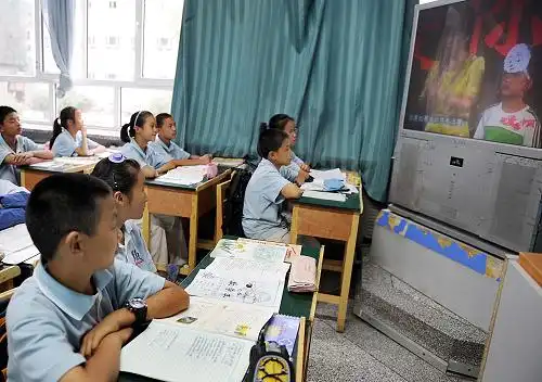 各地中小学生在开学第一课中学习爱家爱国