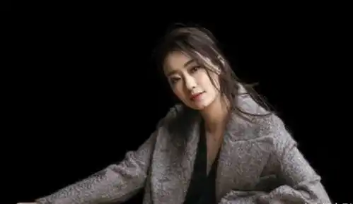 冯巩女儿多次上春晚没被捧红,如今34岁却被贾玲带火了