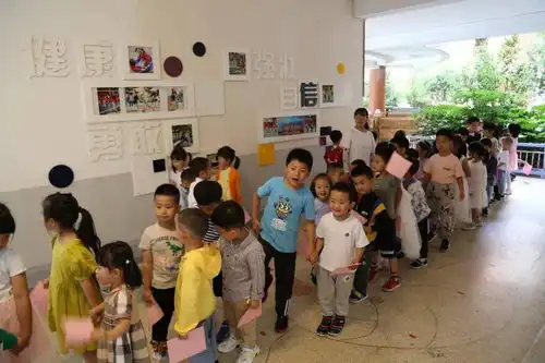 大手牵小手童心向党欢乐游昆明市人民政府机关第三幼儿园庆六一主题游园活动