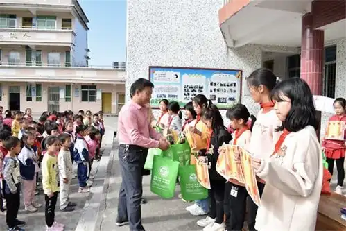 仁化县长江镇举行禁毒手抄报颁奖仪式暨禁毒宣传进学校活动