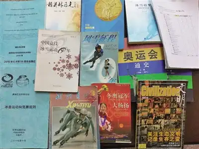 冰雪运动爱好者王蓬收集冰雪剪报20年写诗普及冬奥文化