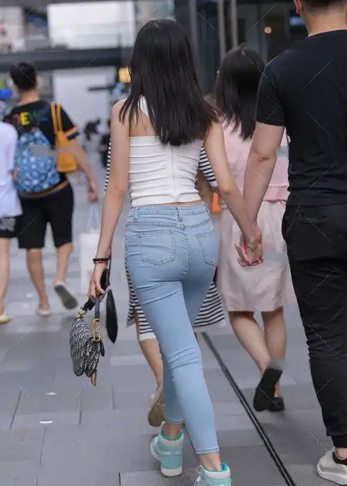 白色背心搭配浅蓝牛仔裤,简单大方,清新自然,凸显出众气质