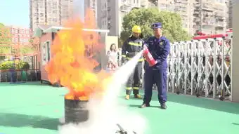 争做消防小卫士,安全知识我知道消防小卫士走进星月幼儿园南通